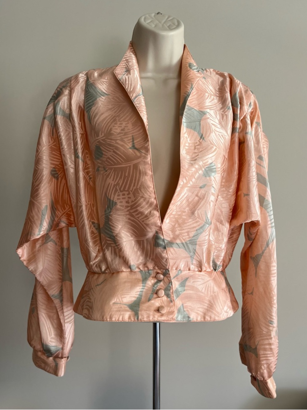 🧡💛Caron Vintage Peach Satin Floral Blouse with Pale Gray Accents🧡💛